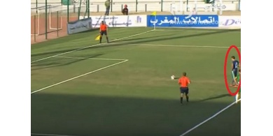 لاعب مغربي ينفذ أغرب ركلة جزاء في تاريخ كرة القدم (فيديو)