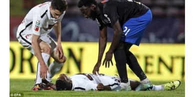 شاهد بالفيديو : لاعب يلفظ انفاسه الاخيرة على ارضية الملعب