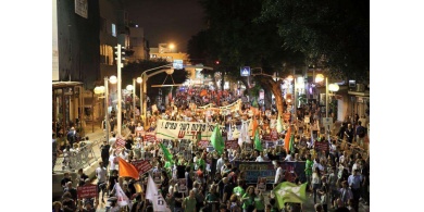بالصور..الآلاف يتظاهرون في تل أبيب ضد الفاشية والاحتلال