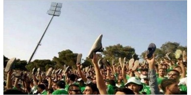 جماهير الوحدات يتوّجون فريقهم برفع الأحذية / صورة