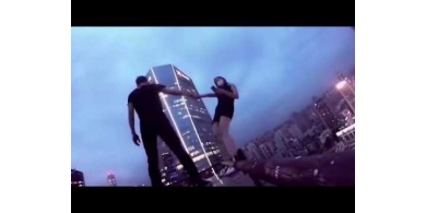 فيديو يحبس الانفاس| شاب وفتاة يتحدّيان الموت على سطح ناطحة سحاب!