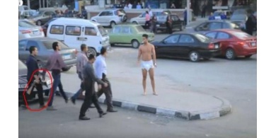 فيديو- لبس "حفّاضاً" ورقص في شوارع القاهرة!