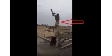 عامل بناء يطير في الهواء أثناء صب الخرسانة