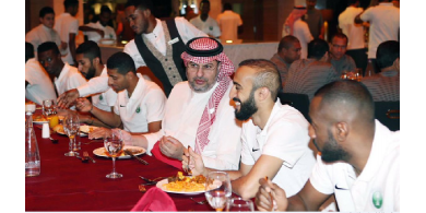 عبدالله بن مساعد يتناول طعام الغداء مع لاعبي الأخضر