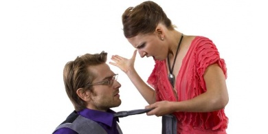 شوهت وجه زوجها بماء النار أثناء نومه لمغازلته ابنة الجيران !
