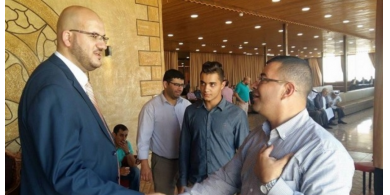 بالصور .. أطول رجل في الخليل يدخل القفص الذهبي