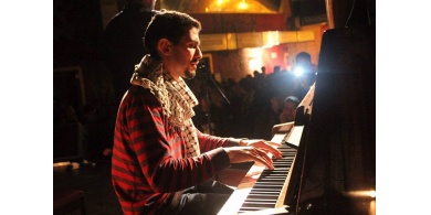 الفلسطيني أيهم أحمد.. رحلة عازف البيانو من مخيم  اليرموك إلى جائزة بيتهوفن الدولية