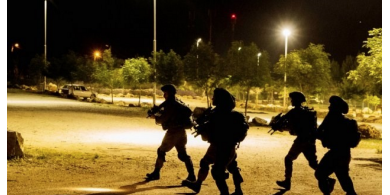 الاحتلال يعتقل مواطنين من الخليل