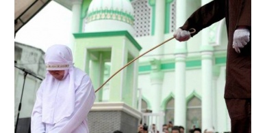 شابّة ضُربت علناً للجلوس بالقرب من حبيبها