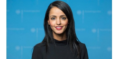 الناطقة باسم الخارجية الألمانية فلسطينية مسلمةٌ تصوم وتصلِّي ولا تشرب الكحول.. وهذا ما يدفعها لعدم ارتداء الحجاب