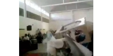 بالفيديو:عروس تتعرّض لحادث محرج جداً... لن تتمنّي أن تواجهي مثله يوماً!!