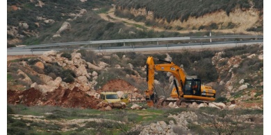 تجريف أراضٍ زراعية فلسطينية لصالح بؤر استيطانية في جنين وبيت لحم