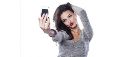 سبب ضم الفتيات للشفاه أثناء التقاط صور السلفي...جوب صادم لـ99 % من الرجال!!