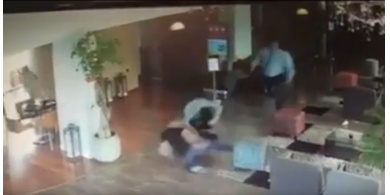 شاهد بالفيديو : لحظة تنفيذ شاب فلسطيني لعملية طعن وسط تل ابيب