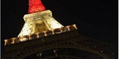 برج إيفل يطفئ أنواره تضامناً مع ضحايا تفجير مترو روسيا