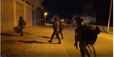الإحتلال يحتجز شابين من السيلة الحارثية غرب جنين على حاجز عسكري