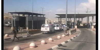فيديو : قتيل يهودي برصاص الاحتلال على حاجز حزما بحجة الطعن