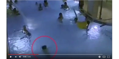 بالفيديو.... لقطات مروعة لطفل يغرق في حمام سباحة ولا يلاحظ أحد