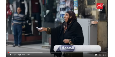 فيديو| إبن يترك رسالة مع والدته بالشارع.. وما في داخلها صادم!