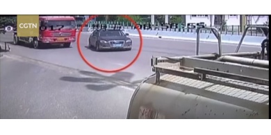 بالفيديو : شاحنة تسحق سيارة بشكل مروع وتدفنها بالحصى .. هل سينجو سائقها؟