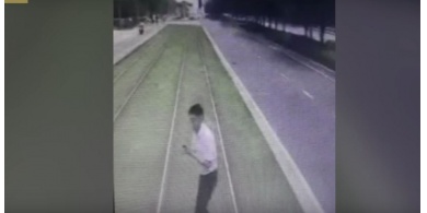بسبب الهاتف .. قطار خفيف يدهس رجلا ً انشغل بهاتفه المحمول