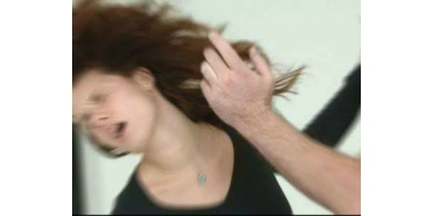 اعتقال اب من القدس بشبهة حبس ابنته وضربها والتسبب لها بإصابات