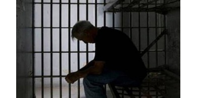 أب يتخلص من ابنه 'المشكلجي' بطريقة مرّوعة... هذا ما فعله به أثناء نومه!