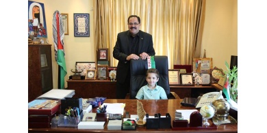 بالصور..وزير التربية يستضيف الطفل المبدع أحمد سمودي على مقعد الوزير