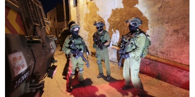 الاحتلال يعتقل 5 فلسطينيين أحدهم شرطي
