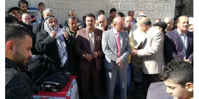 بالصور ...فقد بصره بالسجن.. وقفة بنابلس تضامنًا مع الأسير محمد دويكات