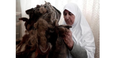 مسنة من طوباس تحتفظ بقصاصات شعرها منذ 67 سنة