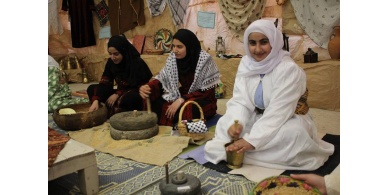 بالصور..طالبات رابا شرق جنين يبدعن في إبراز الهوية الفلسطينية للتراث الشعبي بين الأهزوجة والمهباش