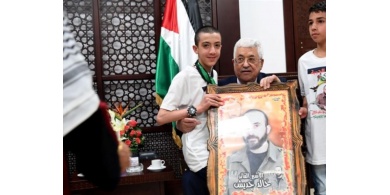 الاحتلال يهدد بسرقة مخصصات الشهداء والأسرى