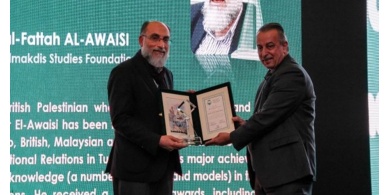 بروفيسور فلسطيني يهدي جائزة دولية للعلماء المعتقلين