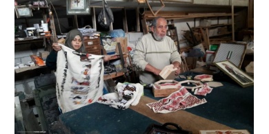 بالصور.."نفين" تُشارك زوجها النجّار بمطرزاتها