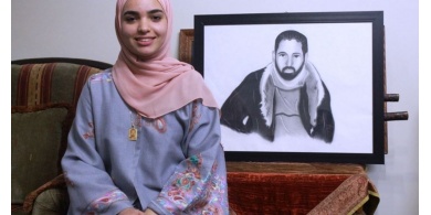 آية أبو حلوة.. فرحة النجاح ودموع فقدان الأب الشهيد