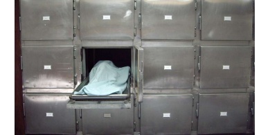 كلمات غامضة وتفاصيل مرعبة.. 10 جثث معلقة بسقف منزلهم