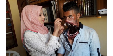 صور..بمواد وامكانيات بسيطة...خدع سينمائية "مرعبة" تصنعها فتاة فلسطينية