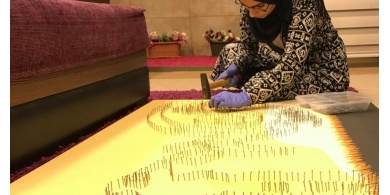 بالمسامير والخيطان الملوّنة.. الشابة الفلسطينية "ريمان" ترسم لوحاتها