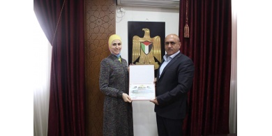 محافظ جنين يكرم الدكتورة ثبات الخطيب تقديرا لإنجازها العلمي في مجال الأدوية