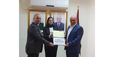 محافظ جنين يكرم المشرفة الحثناوي لحصولها على المرتبة السادسة على أفضل دراسة رياضية في القاهرة