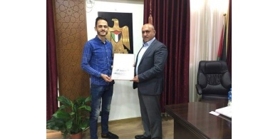 محافظ جنين يكرم الطالب عباهره لفوزه بمشروع بطارية تعمل بالطاقة في تونس