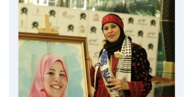 المعلمة هنادي أبو رمضان ملكة "المسؤولية الاجتماعية" بفلسطين