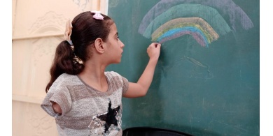 الطفلة سجود.. بقدم ويد ترسم حُلمها