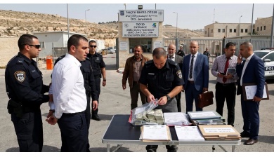انتحل صفة محامٍ ووعد رجال اعمال فلسطينيين بتصاريح دخول إلى إسرائيل.. اتهام رجل من حولون بالاحتيال بعشرات آلاف الدولارات