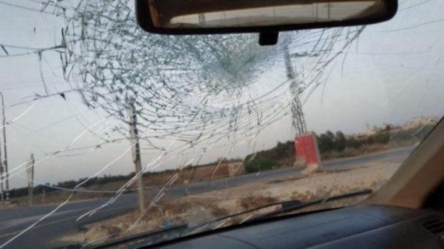اصابة طفل نتيجة رشق مستوطنين مركبات المواطنين جنوب بيت لحم بالحجارة