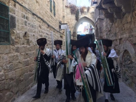 القدس: مستوطنون يؤدون طقوسا تلمودية في سوق القطانين