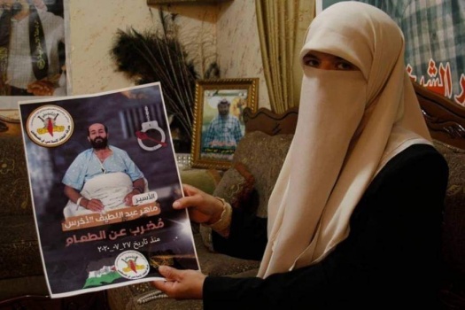 زوجة الاسير ماهر الاخرس : الاطباء اخبروني انه قد يستشهد في اي لحظة، ولن نستقبل من خذلنا بنصرة ودعم زوجي لحظة انتصاره وحريته