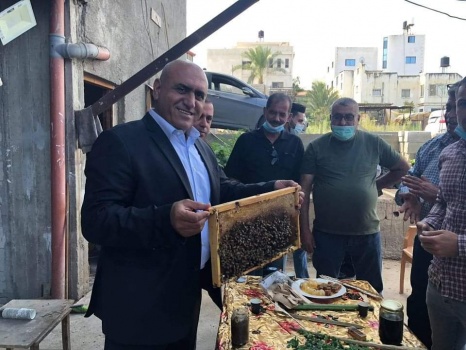 محافظ جنين يطلع على إنجازات جمعية مربي النحل التعاونية في بلدة السيلة الحارثية غرب جنين