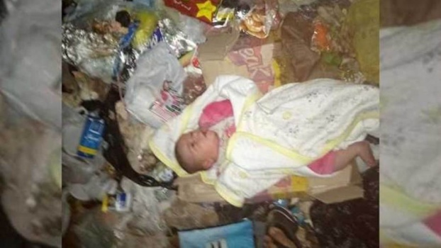 تفاصيل مروعة لإلقاء طفلين حديثي الولادة في "القمامة" من قِبل والدتهما